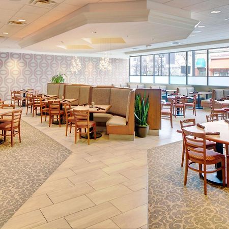 Отель Doubletree By Hilton Milwaukee Downtown Экстерьер фото