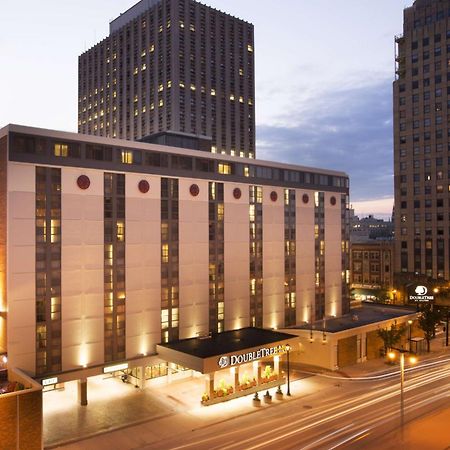 Отель Doubletree By Hilton Milwaukee Downtown Экстерьер фото