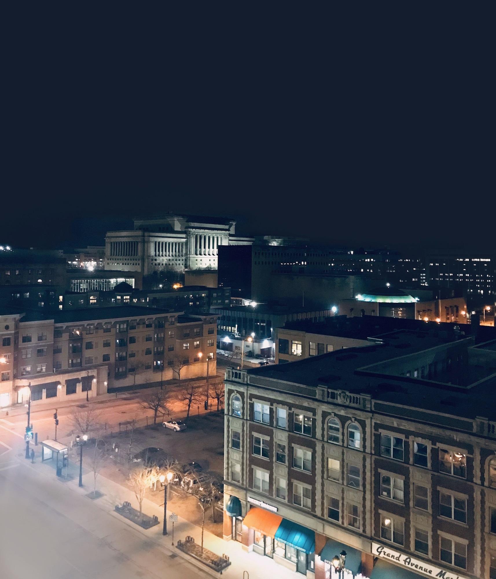 Отель Doubletree By Hilton Milwaukee Downtown Экстерьер фото