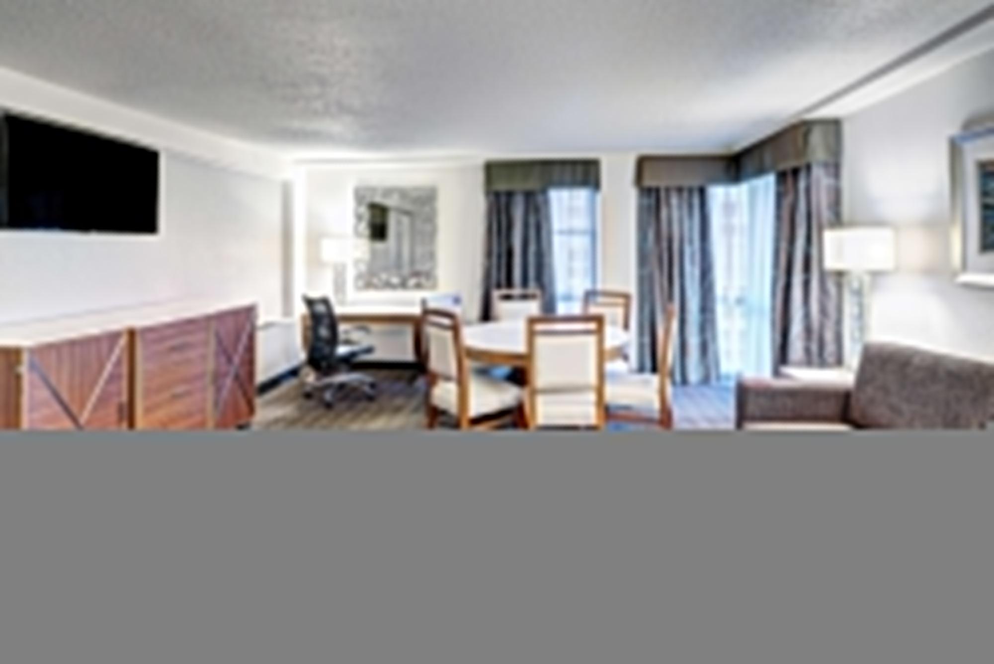 Отель Doubletree By Hilton Milwaukee Downtown Экстерьер фото