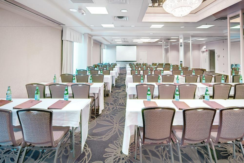 Отель Doubletree By Hilton Milwaukee Downtown Экстерьер фото