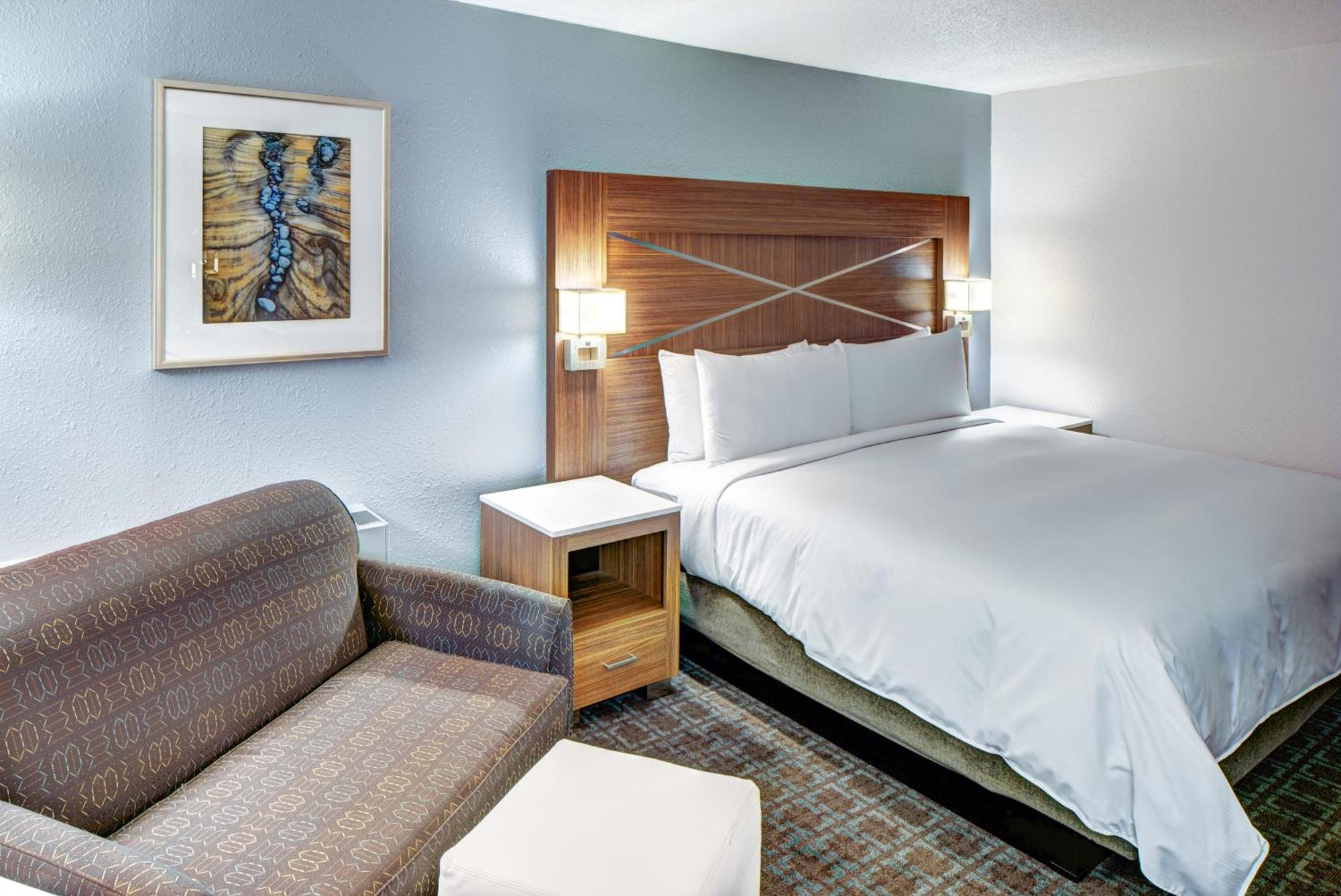 Отель Doubletree By Hilton Milwaukee Downtown Экстерьер фото