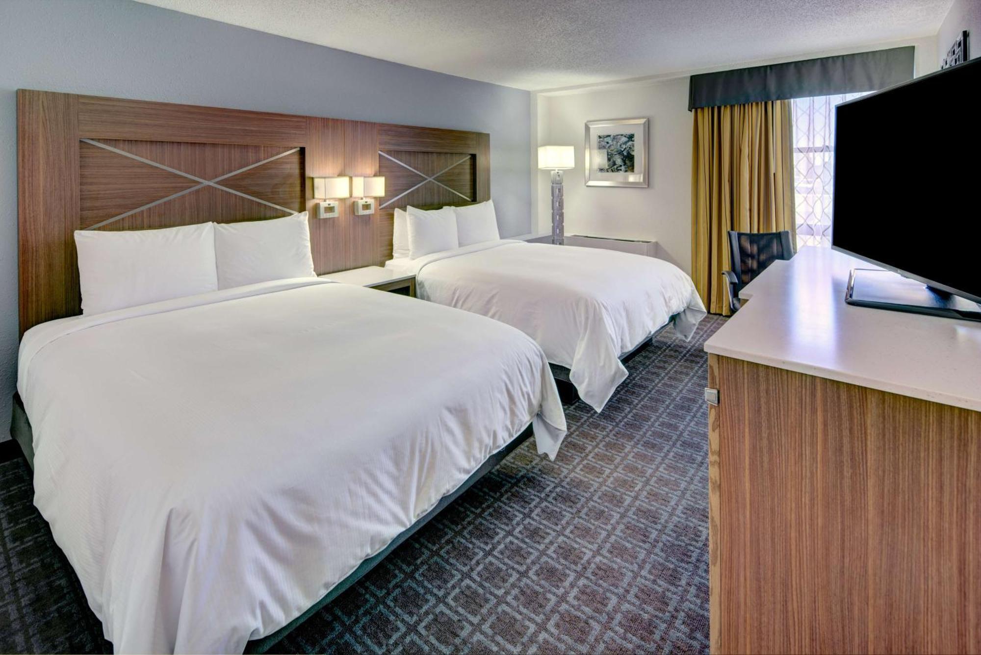 Отель Doubletree By Hilton Milwaukee Downtown Экстерьер фото