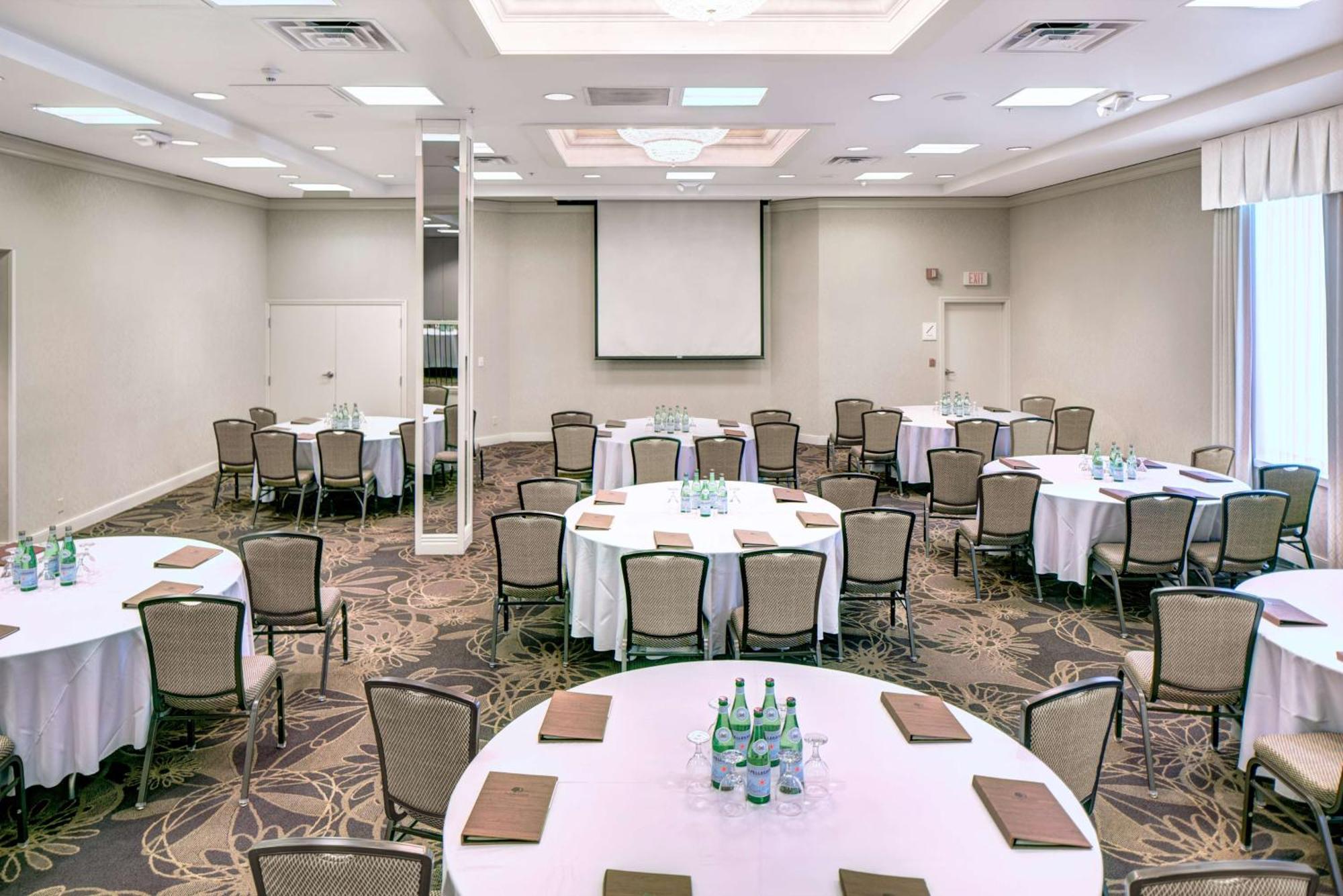 Отель Doubletree By Hilton Milwaukee Downtown Экстерьер фото