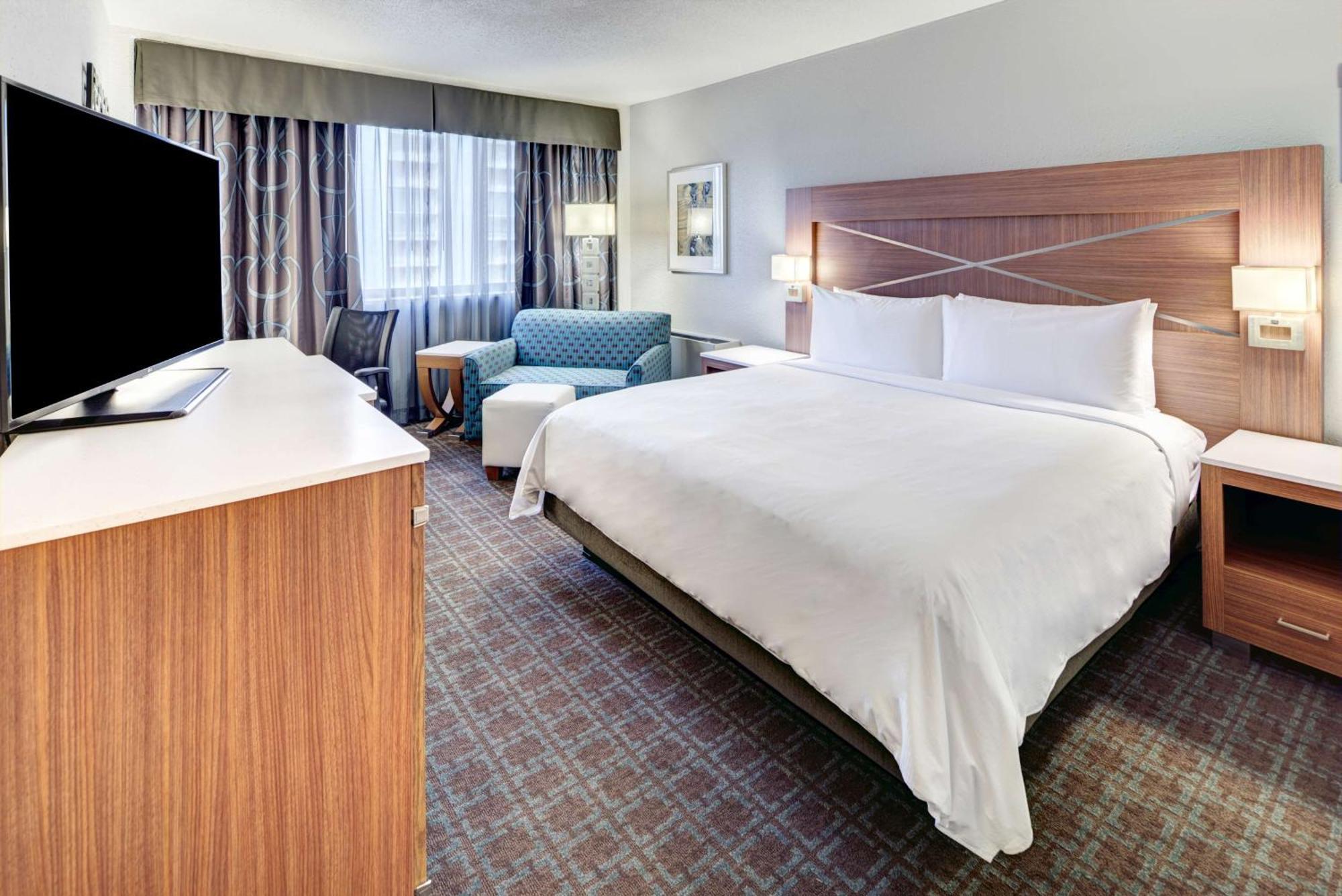 Отель Doubletree By Hilton Milwaukee Downtown Экстерьер фото