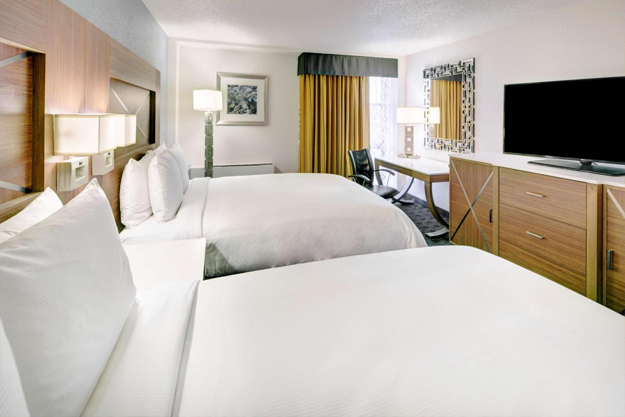 Отель Doubletree By Hilton Milwaukee Downtown Экстерьер фото