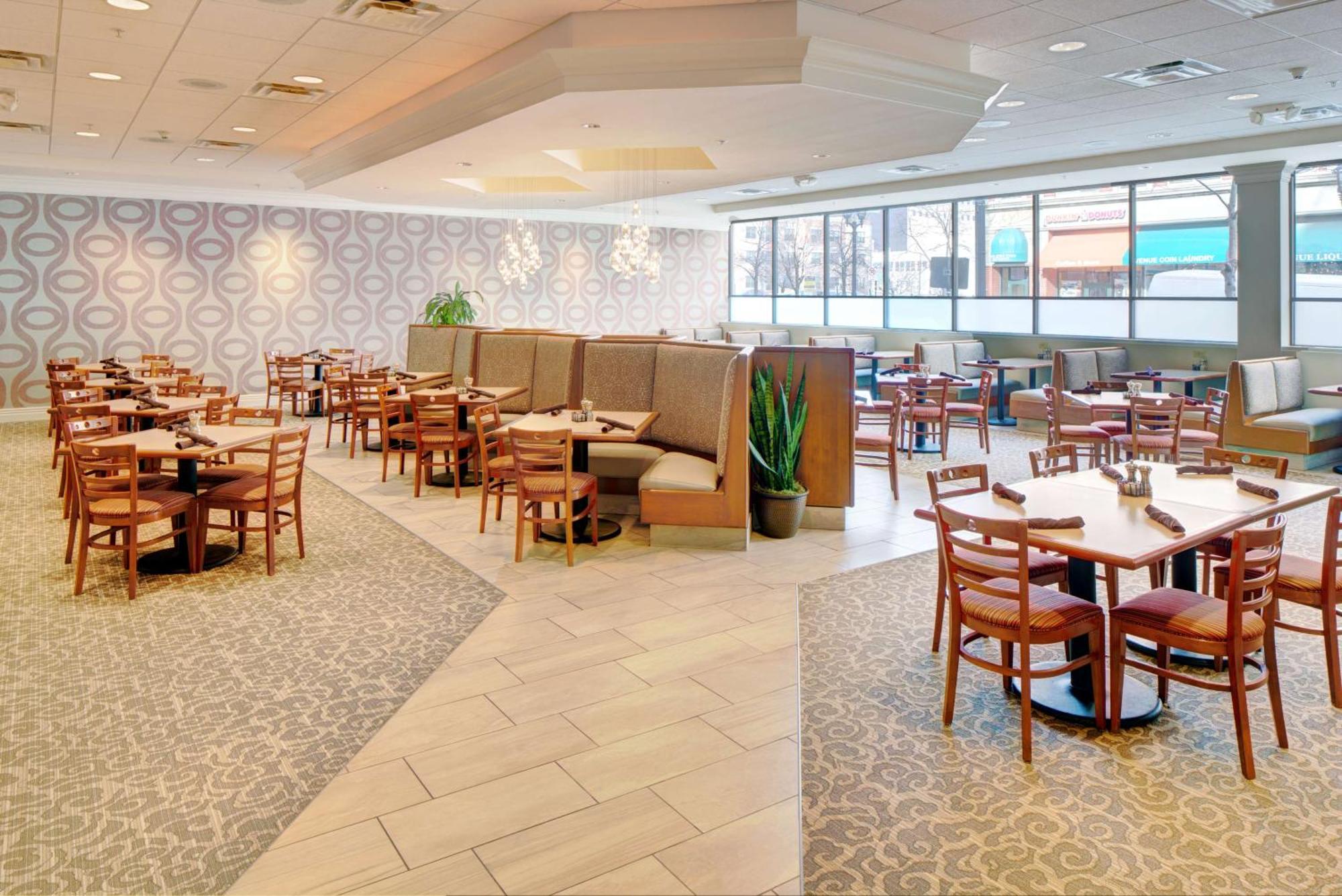 Отель Doubletree By Hilton Milwaukee Downtown Экстерьер фото