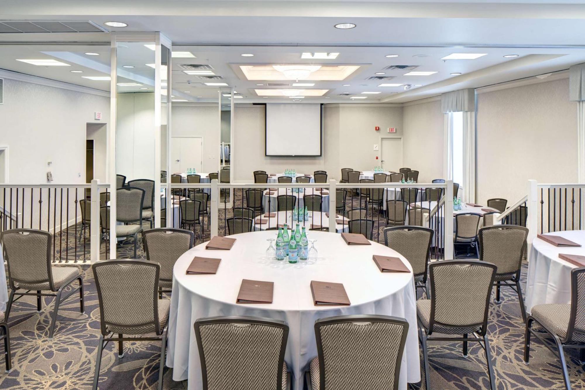 Отель Doubletree By Hilton Milwaukee Downtown Экстерьер фото