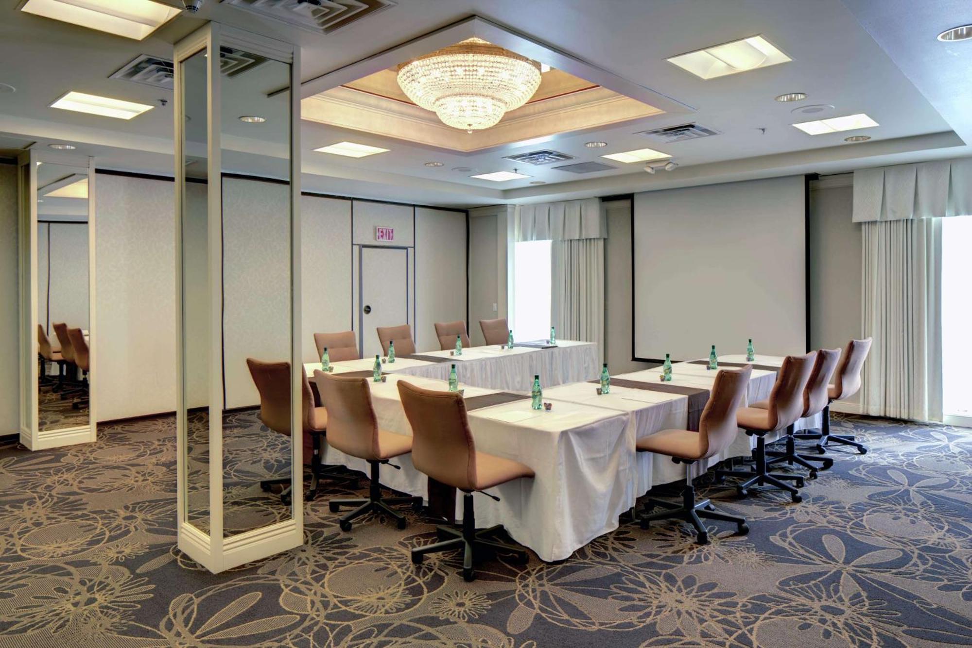 Отель Doubletree By Hilton Milwaukee Downtown Экстерьер фото