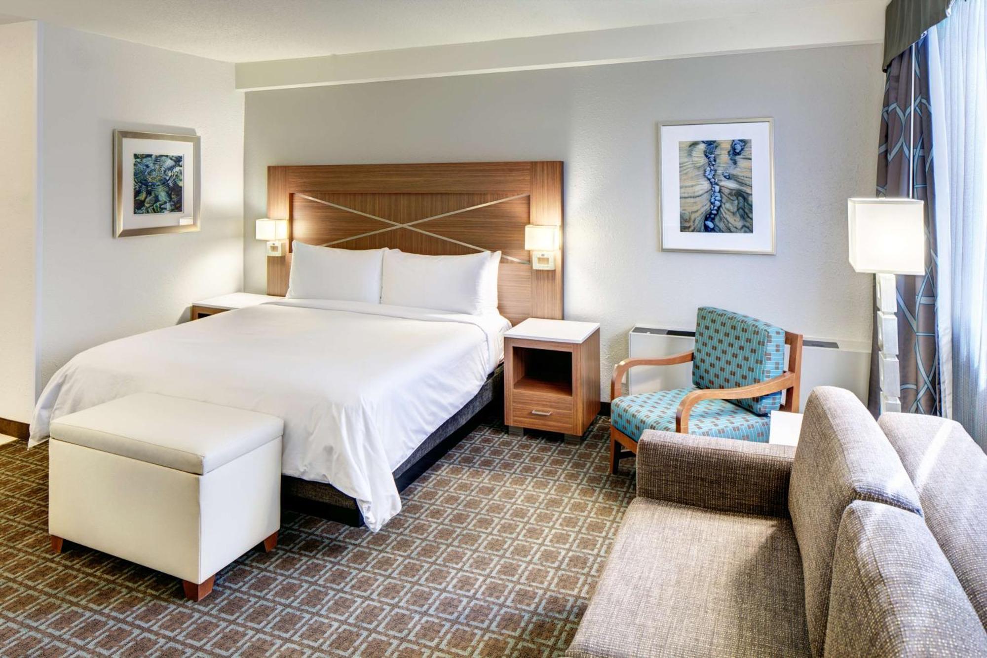 Отель Doubletree By Hilton Milwaukee Downtown Экстерьер фото