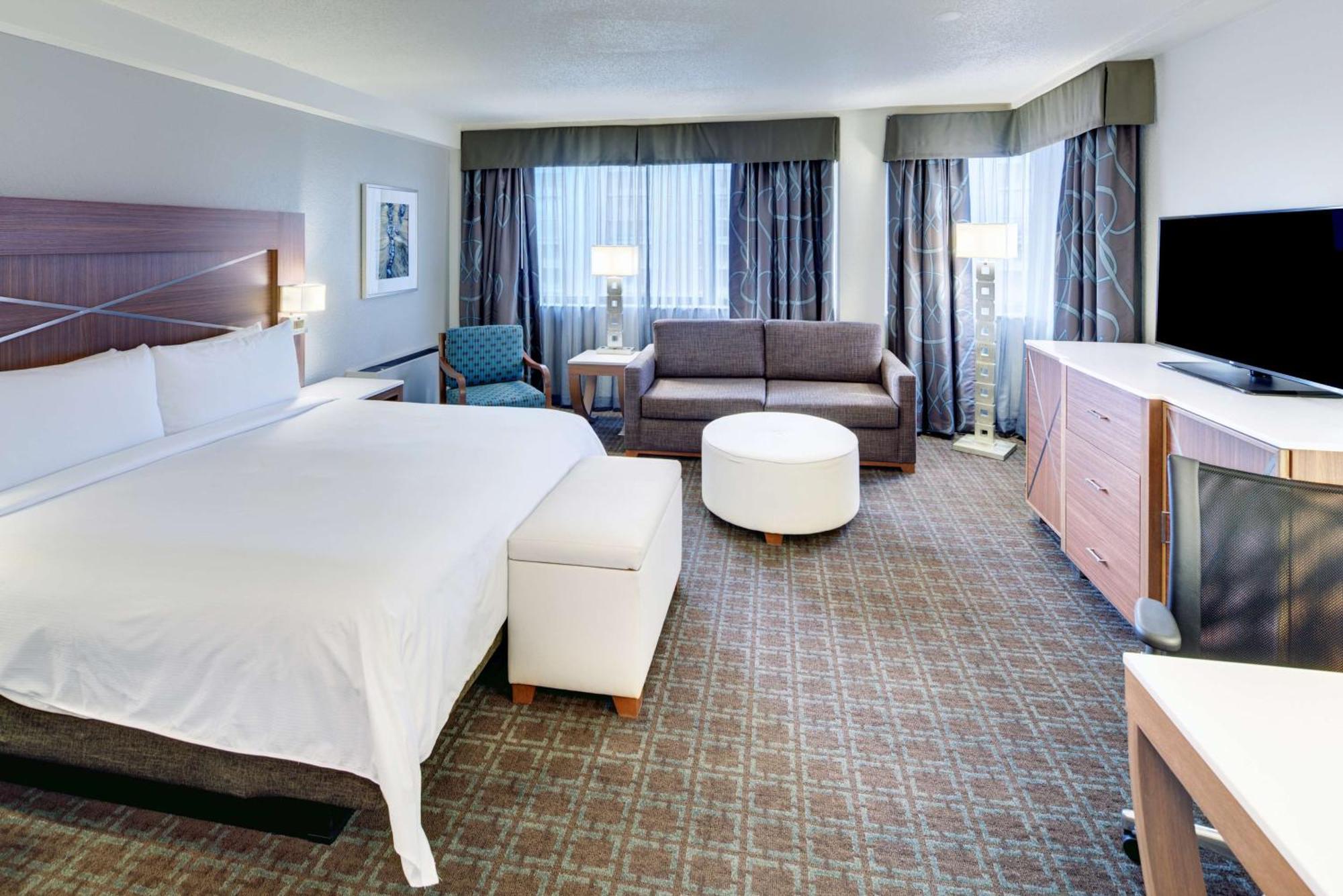 Отель Doubletree By Hilton Milwaukee Downtown Экстерьер фото