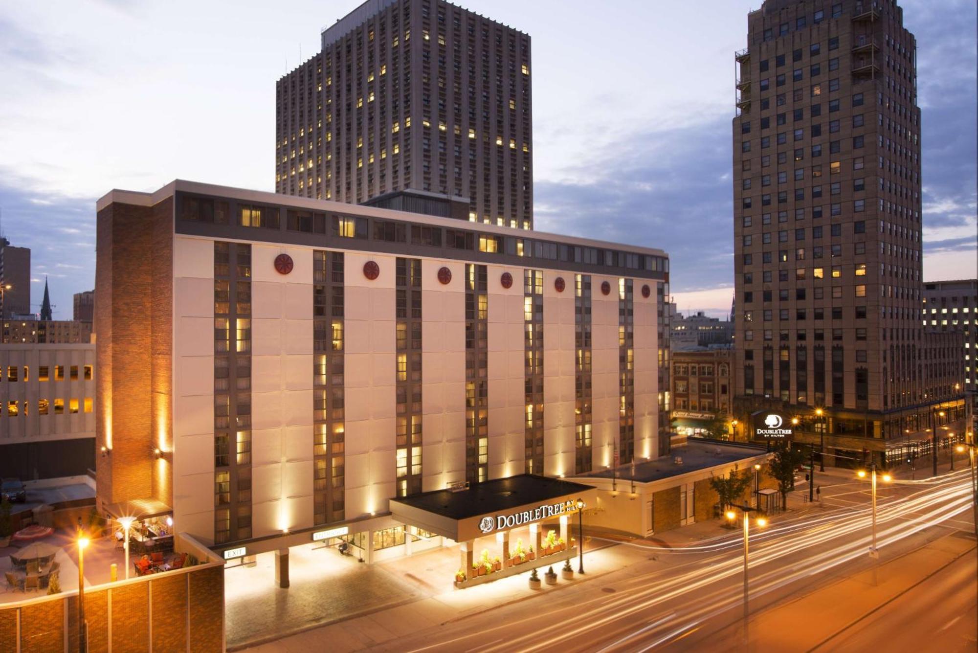 Отель Doubletree By Hilton Milwaukee Downtown Экстерьер фото