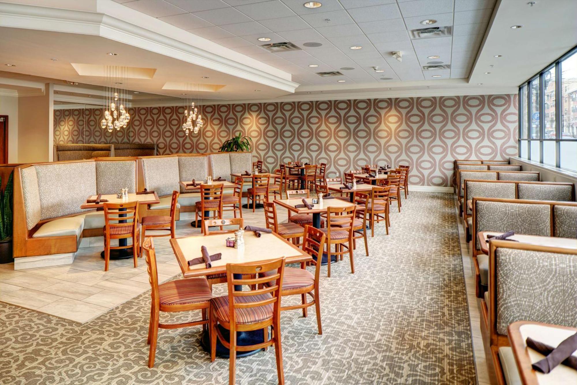 Отель Doubletree By Hilton Milwaukee Downtown Экстерьер фото