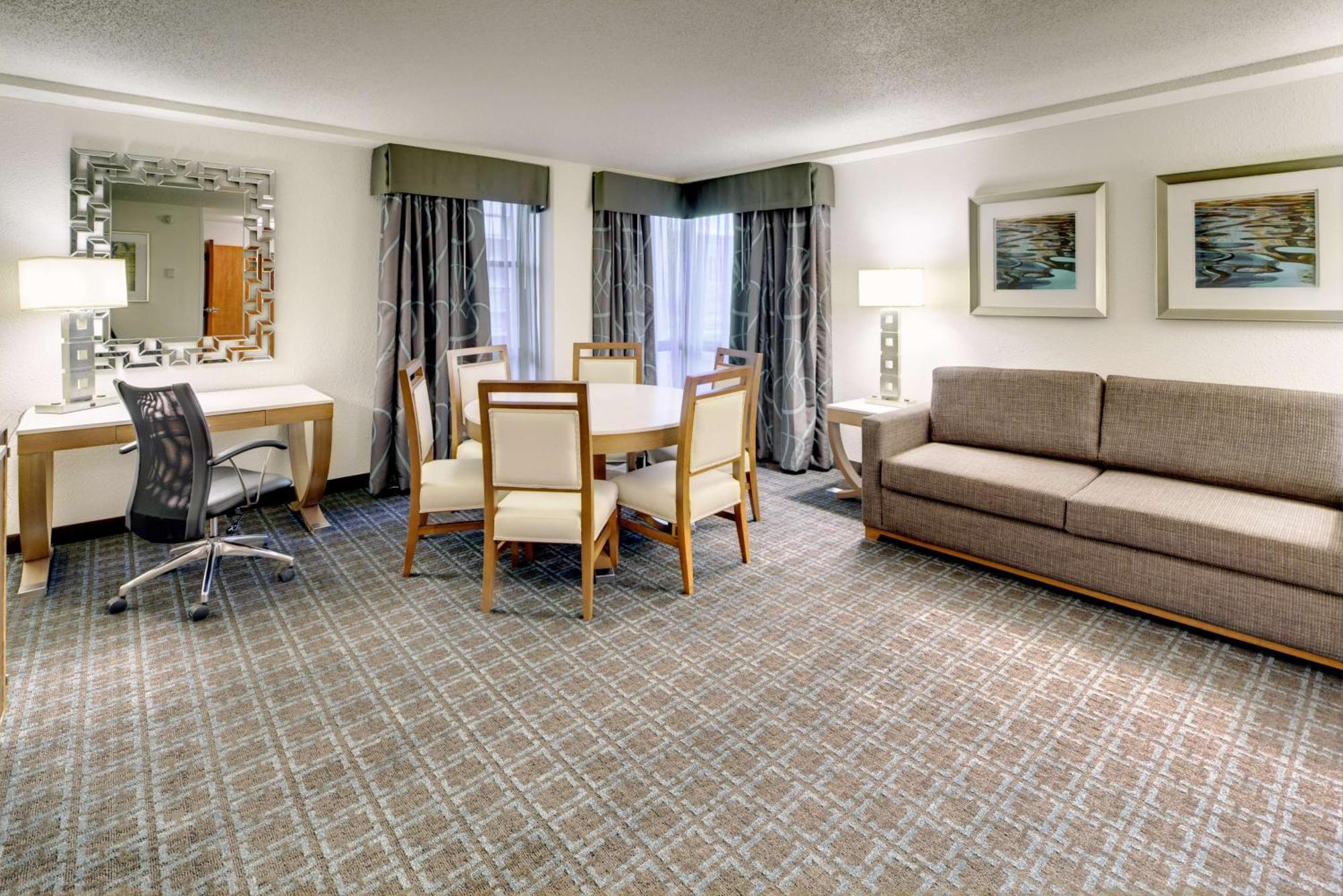 Отель Doubletree By Hilton Milwaukee Downtown Экстерьер фото