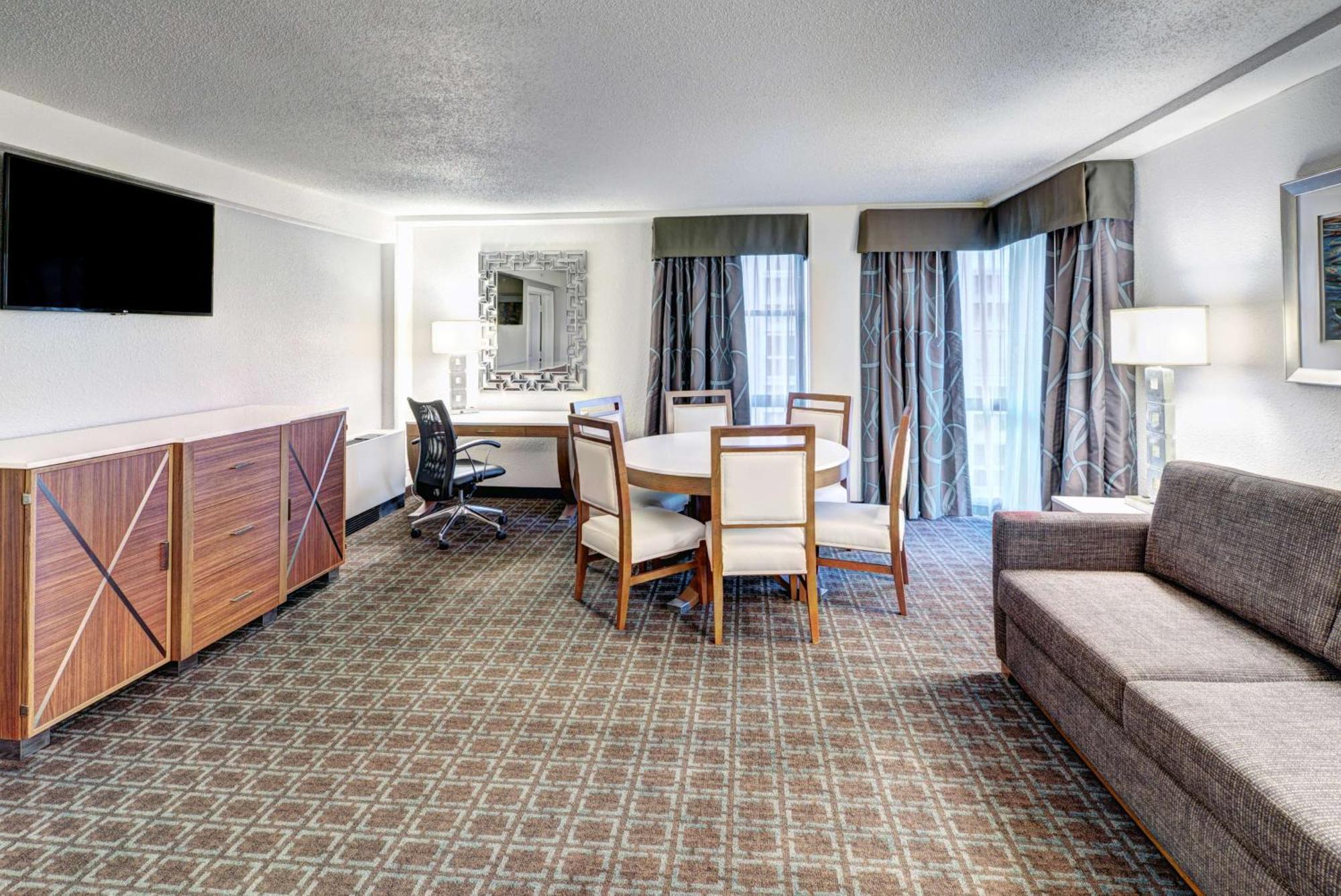 Отель Doubletree By Hilton Milwaukee Downtown Экстерьер фото