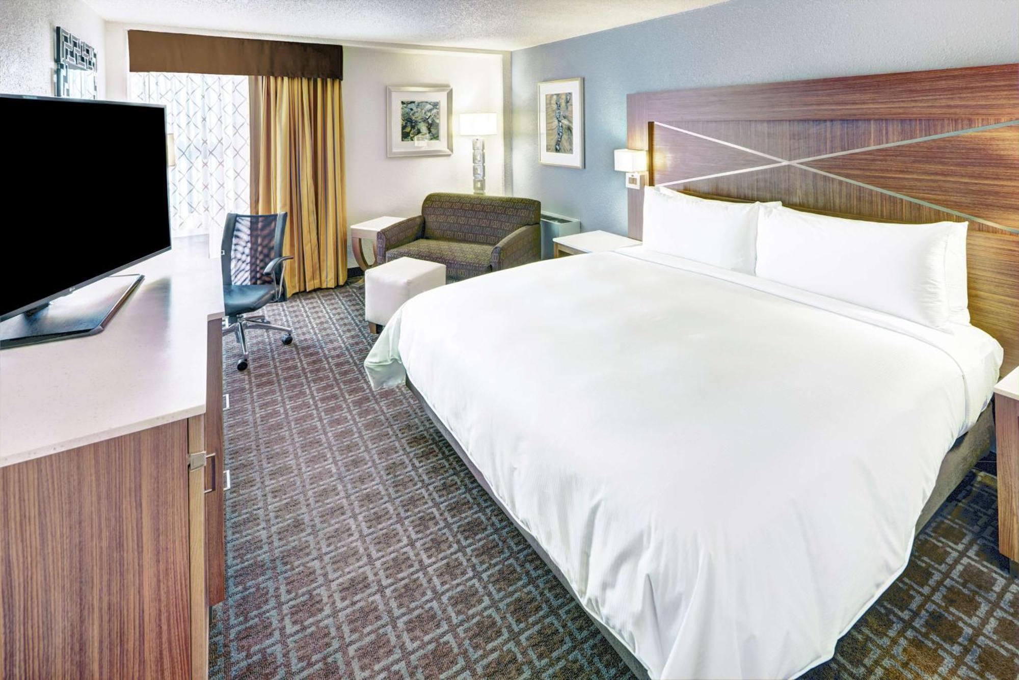 Отель Doubletree By Hilton Milwaukee Downtown Экстерьер фото