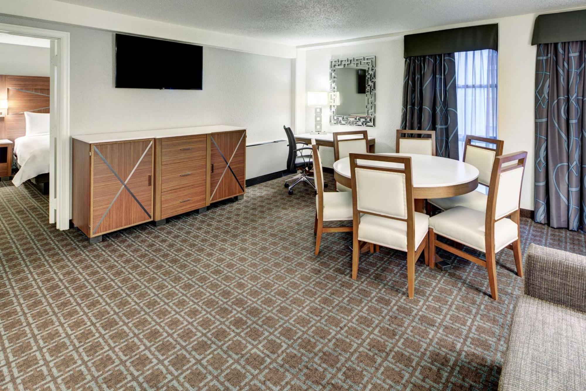 Отель Doubletree By Hilton Milwaukee Downtown Экстерьер фото