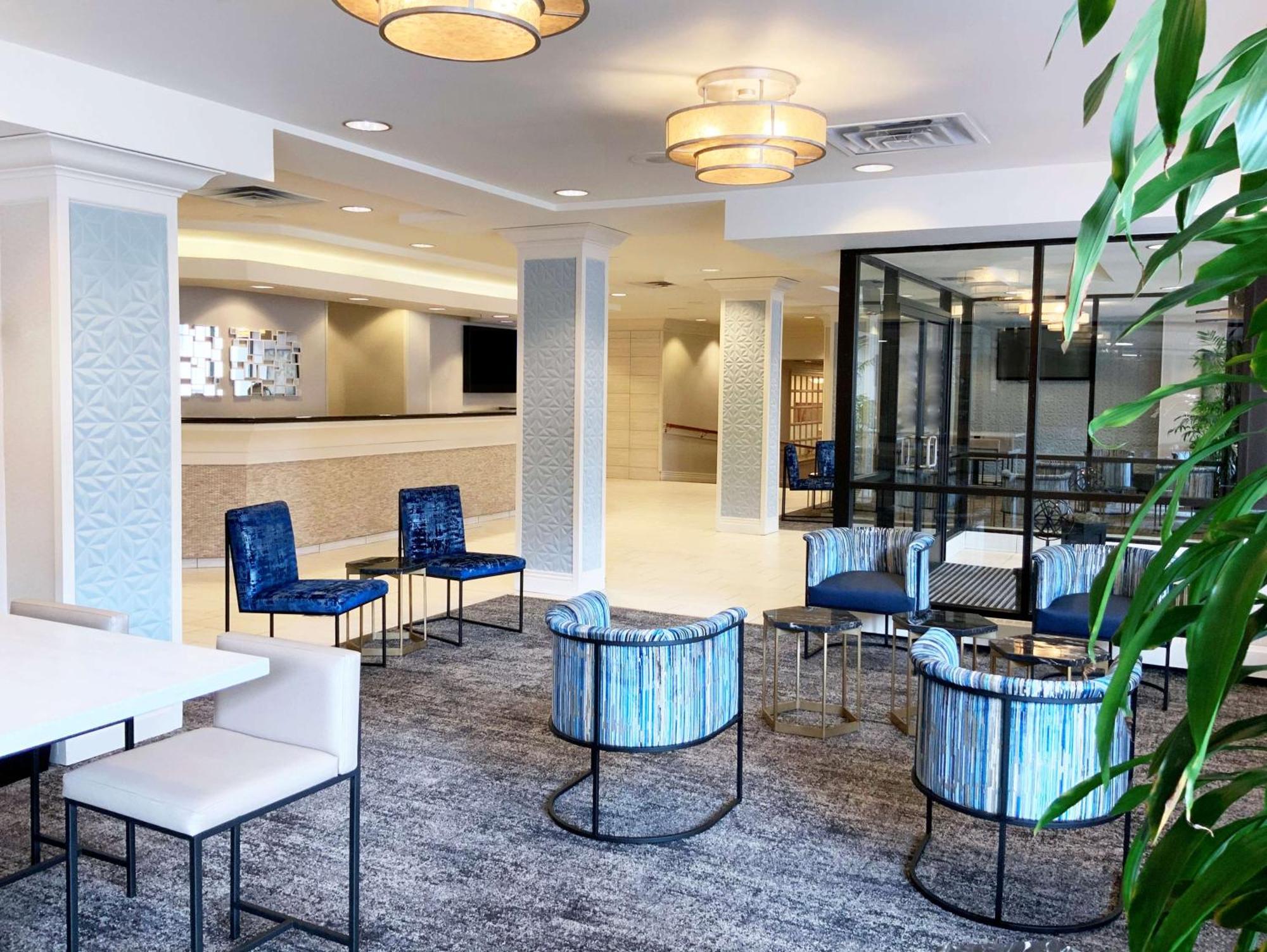 Отель Doubletree By Hilton Milwaukee Downtown Экстерьер фото