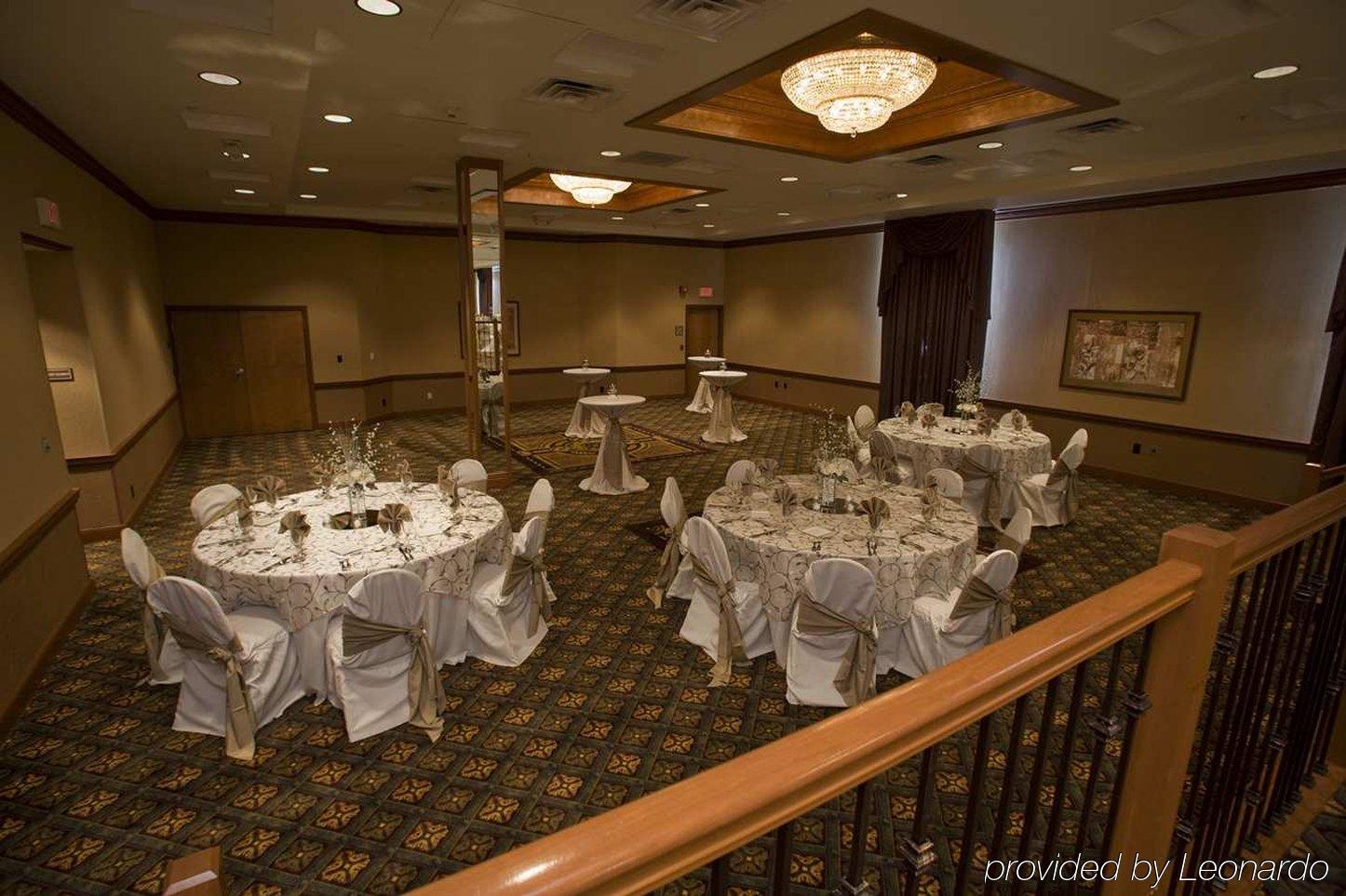 Отель Doubletree By Hilton Milwaukee Downtown Ресторан фото