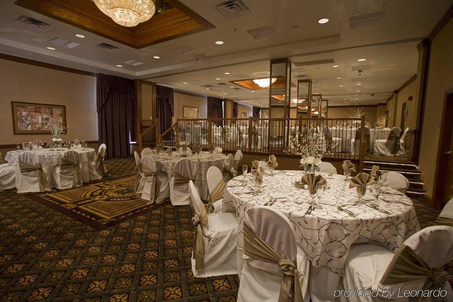 Отель Doubletree By Hilton Milwaukee Downtown Экстерьер фото