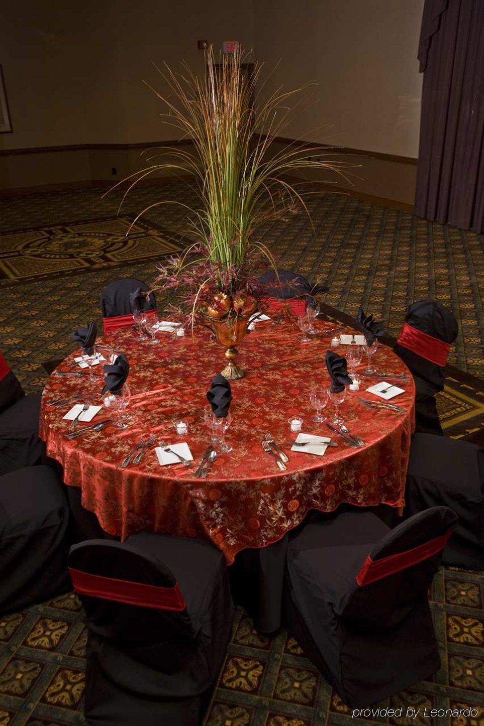 Отель Doubletree By Hilton Milwaukee Downtown Ресторан фото