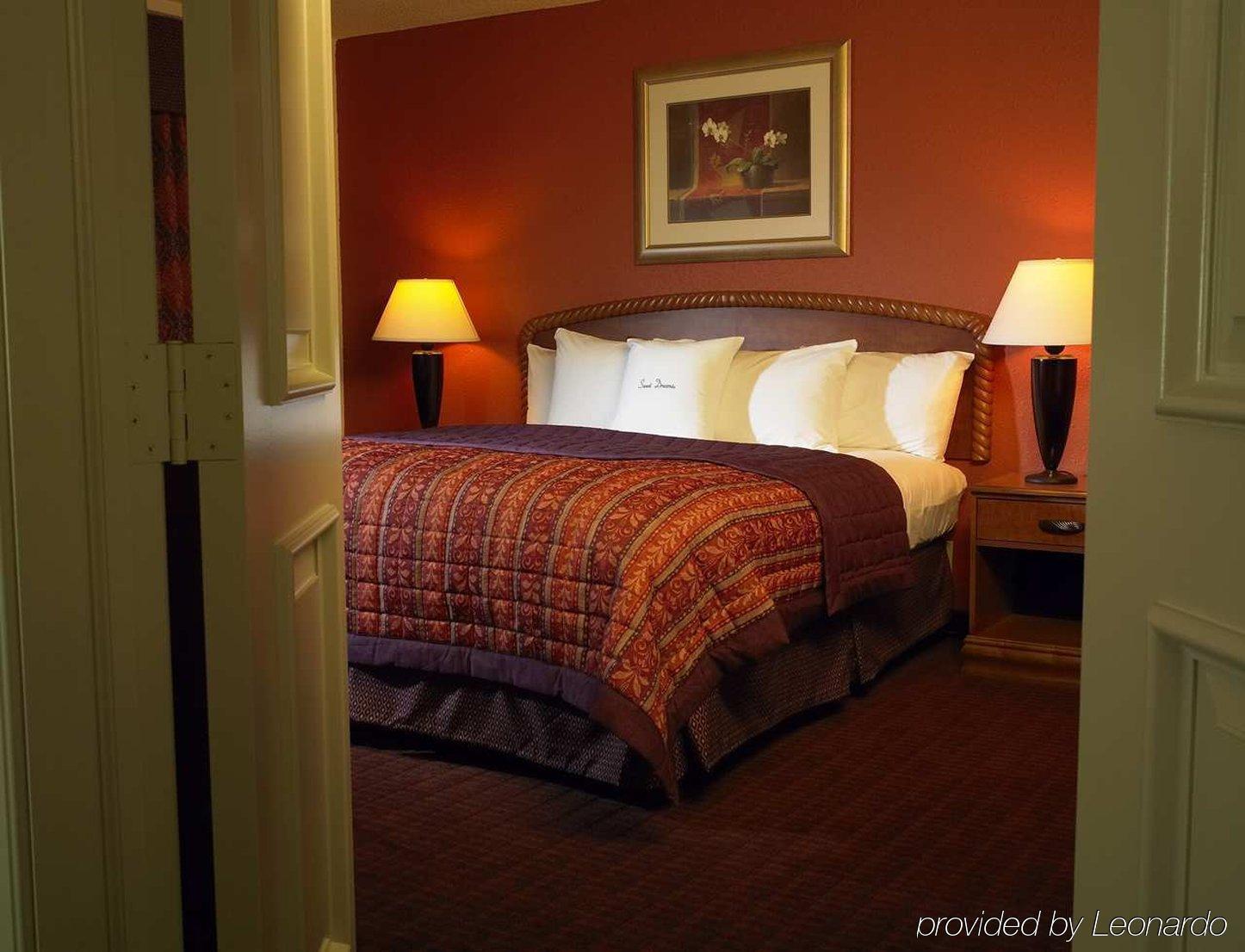 Отель Doubletree By Hilton Milwaukee Downtown Экстерьер фото
