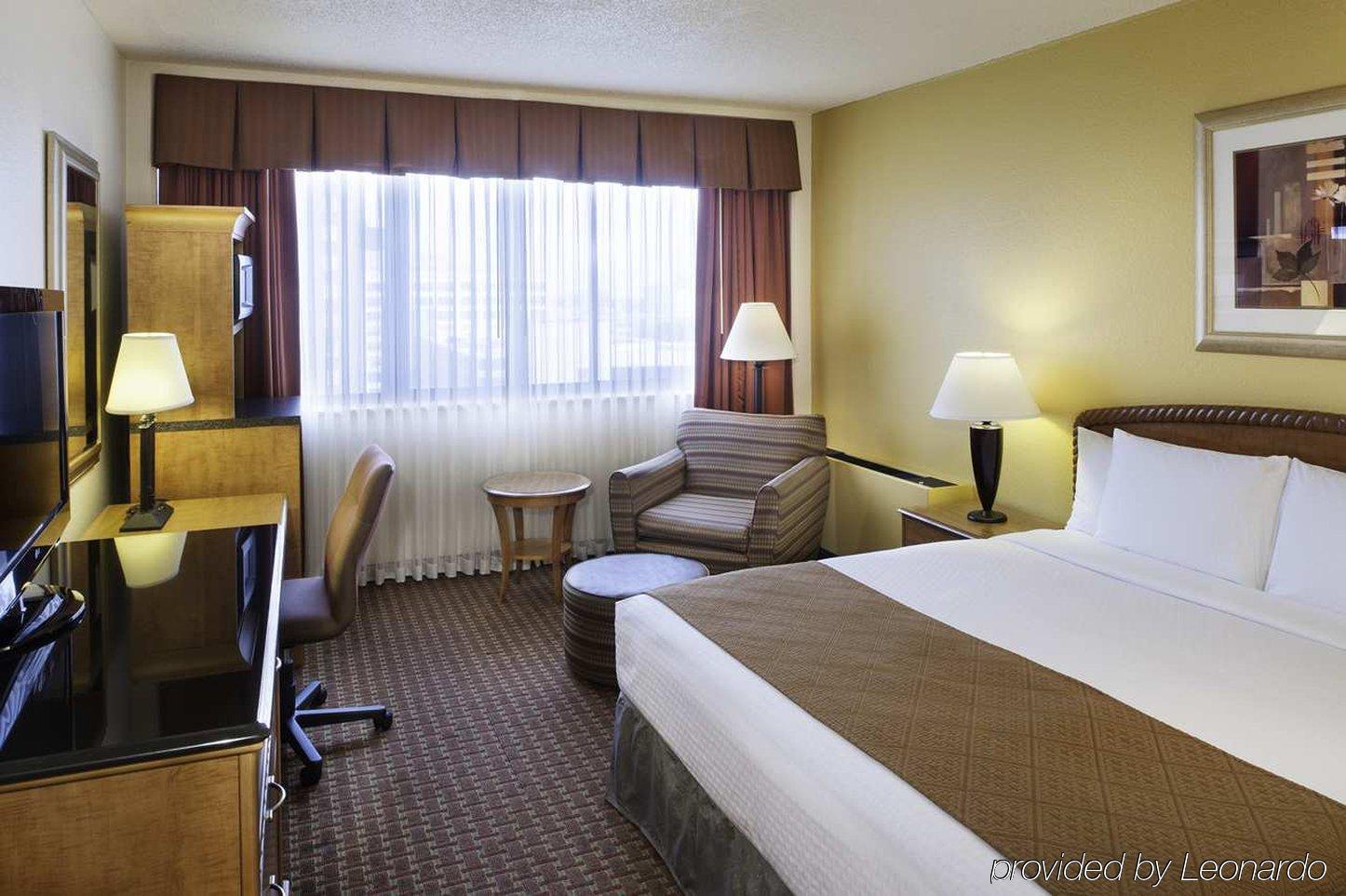 Отель Doubletree By Hilton Milwaukee Downtown Экстерьер фото