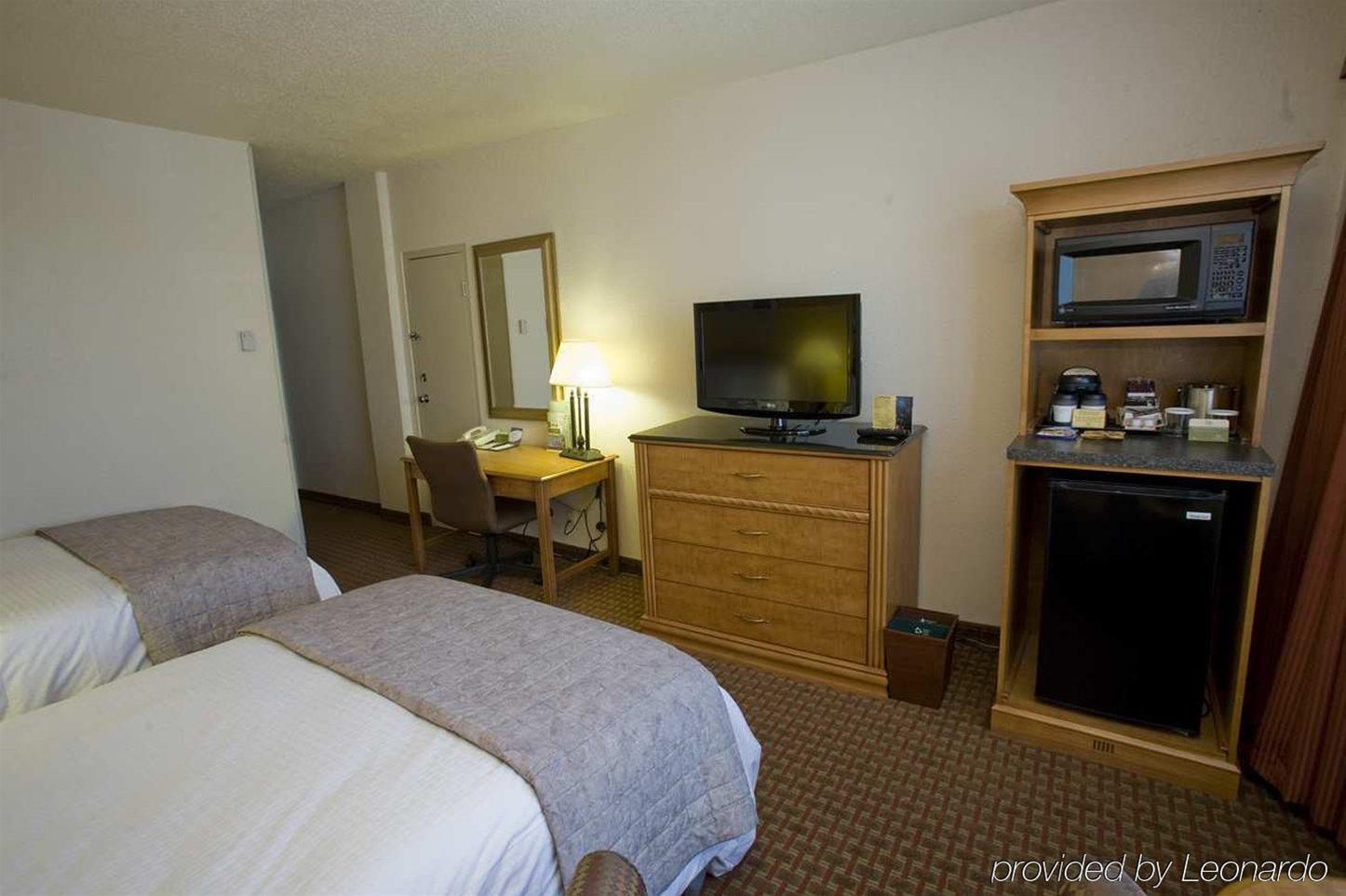 Отель Doubletree By Hilton Milwaukee Downtown Экстерьер фото