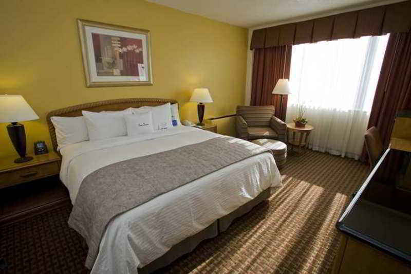 Отель Doubletree By Hilton Milwaukee Downtown Экстерьер фото