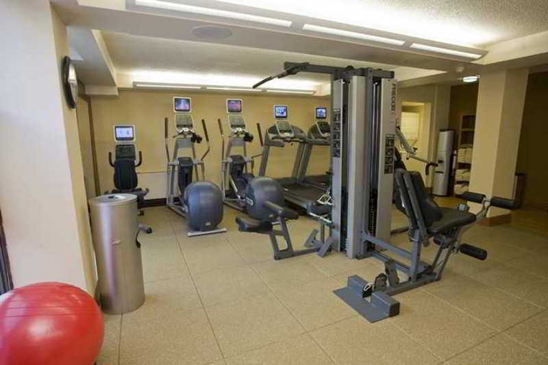 Отель Doubletree By Hilton Milwaukee Downtown Экстерьер фото