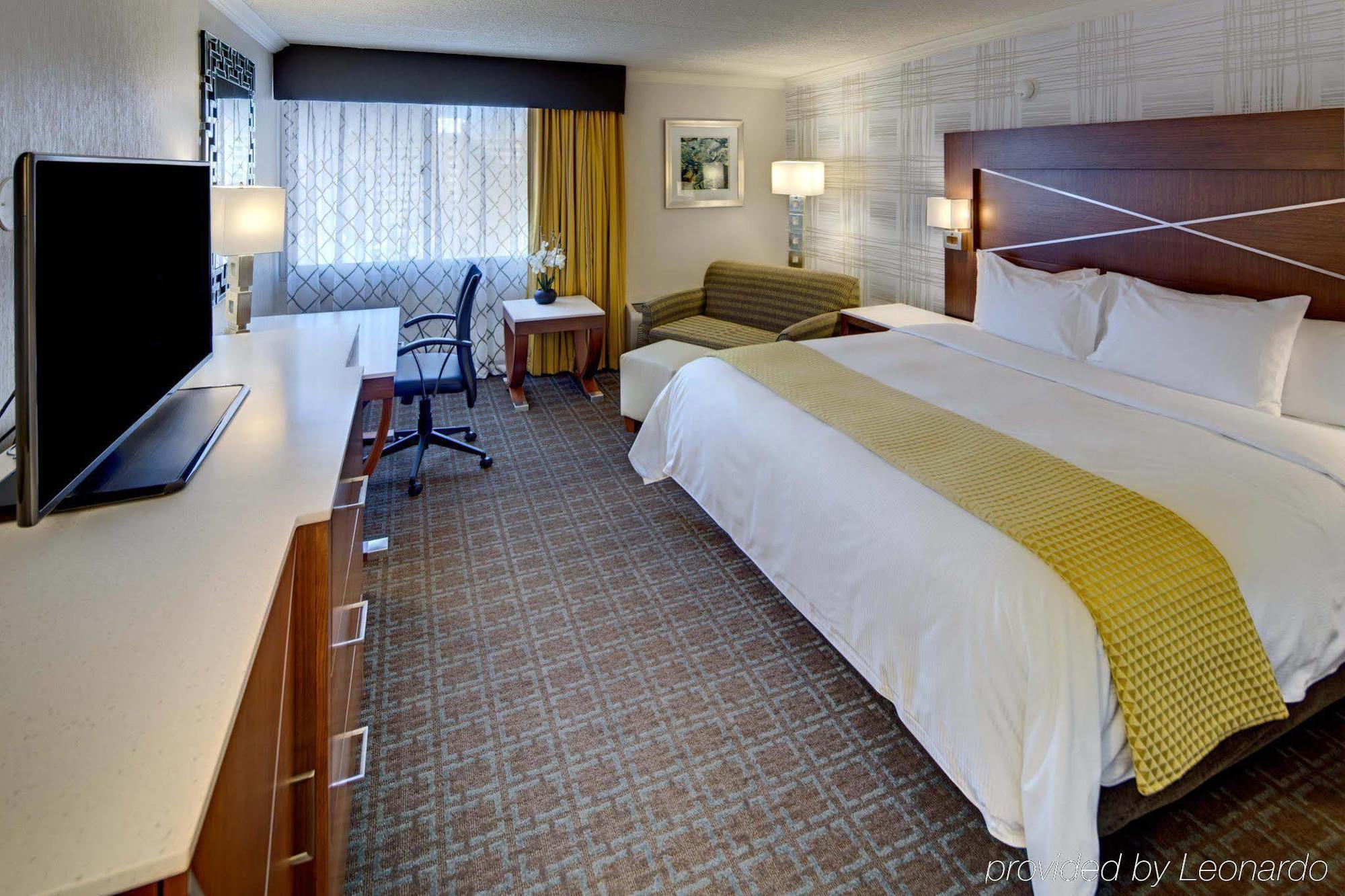 Отель Doubletree By Hilton Milwaukee Downtown Экстерьер фото