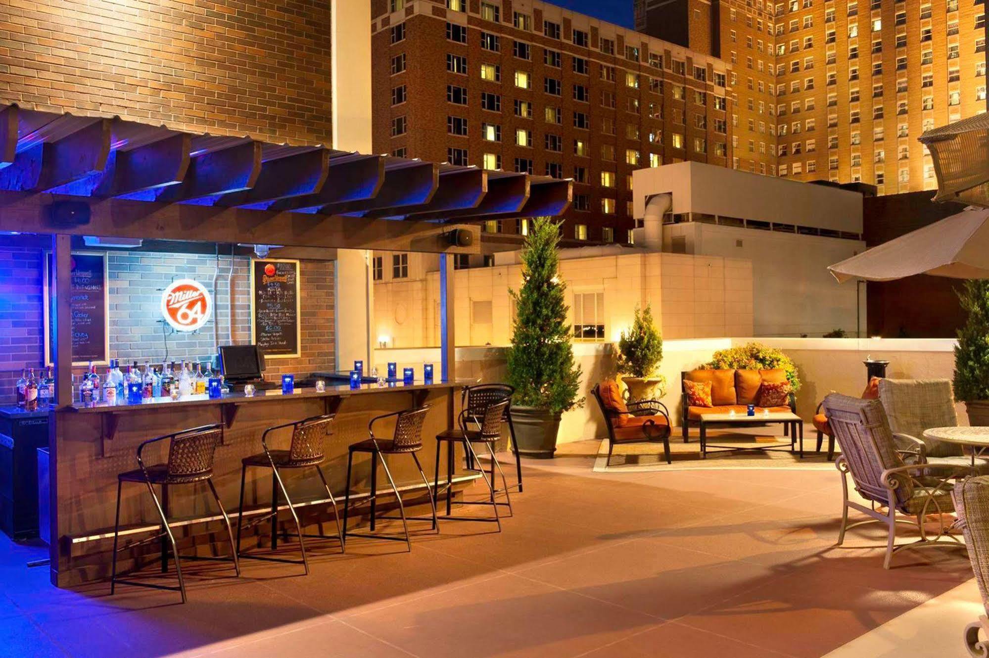 Отель Doubletree By Hilton Milwaukee Downtown Экстерьер фото