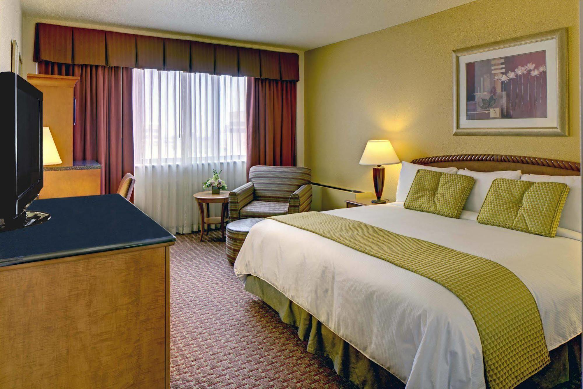 Отель Doubletree By Hilton Milwaukee Downtown Экстерьер фото
