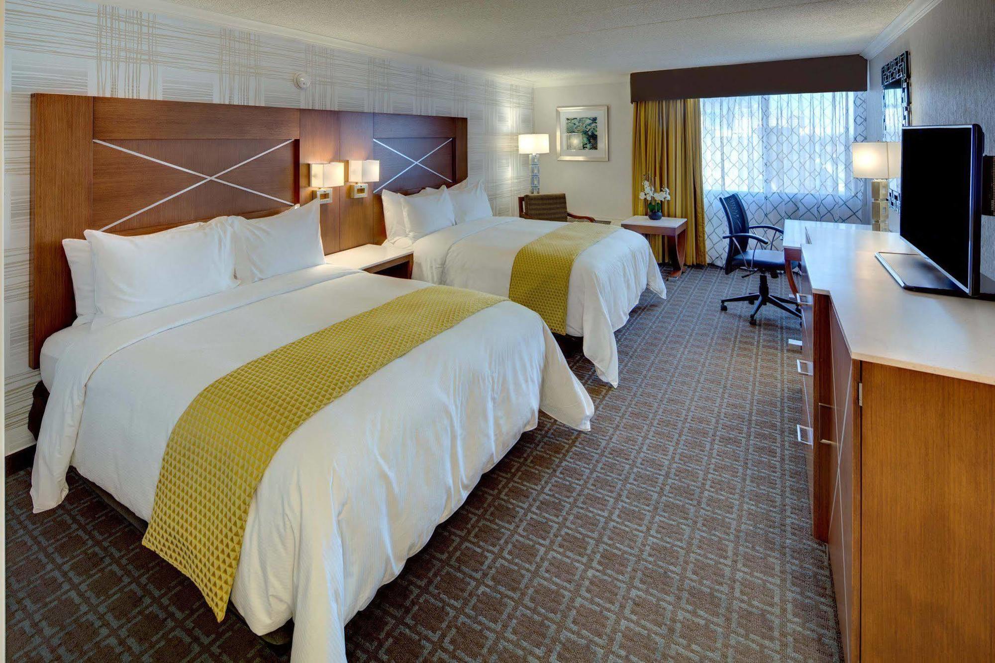 Отель Doubletree By Hilton Milwaukee Downtown Экстерьер фото