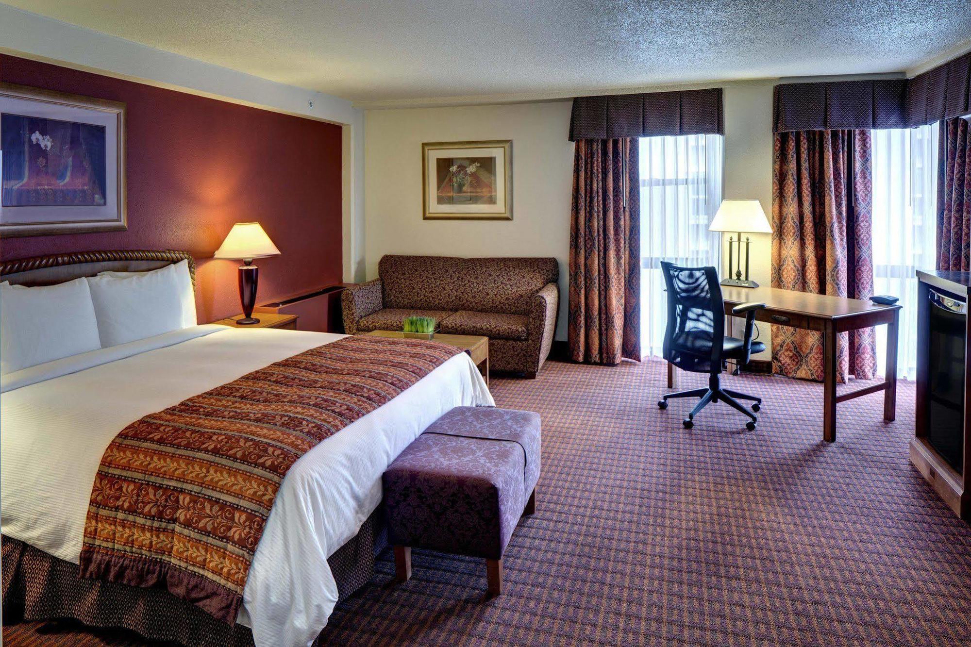 Отель Doubletree By Hilton Milwaukee Downtown Экстерьер фото